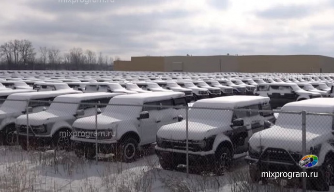 У завода Ford в США под снегом находятся тысячи машин, которых ожидают покупатели