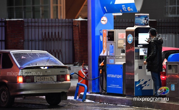 В России начал дешеветь бензин