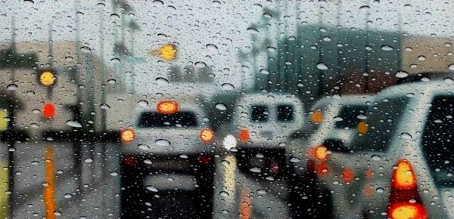 Как ездить в дождь: основные правила